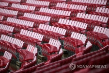 빈 관중석 이어지고 있는 챔피언스필드