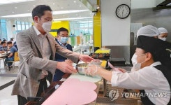 온양사업장 구내식당 찾은 이재용 부회장