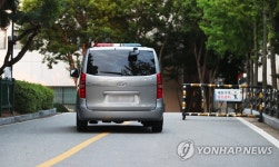 수원구치소 들어가는 이만희 총회장 탑승 차량