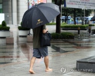 폭우에 신발이 젖어...