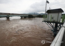 다리 밑까지 차오른 수위