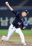 투구하는 두산 김민규