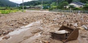 폭격 맞았나…문연지 엿새 만에 진흙 범벅된 논동경로당