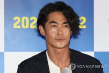 질문 듣는 배정남