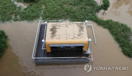 물에 잠긴 한강공원 화장실