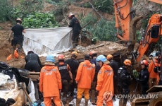 [속보] 가평 펜션 매몰 현장서 시신 3구 수습…모녀와 2살 손자