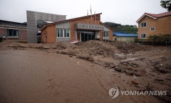 토사로 뒤덮인 마을회관