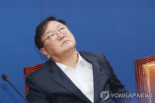 참석자 발언 듣는 김태년 원내대표