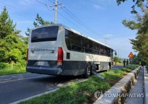 제주서 특전사 버스 짐칸 문에 치여 한라산 등산객 2명 사상(종합)
