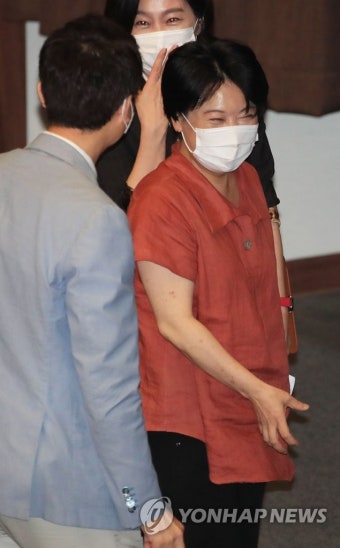 밝은 표정의 윤희숙