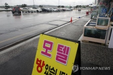 한창 피서철인데도 한산한 동해안 상가