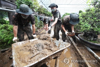 수해 복구작업 하는 군 장병들