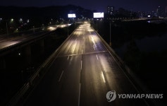 양방향 통제로 텅 빈 동작대교 남단 올림픽대로