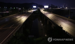 양방향 통제로 텅 빈 동작대교 남단 올림픽대로