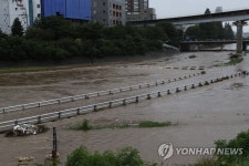 중랑천 수위 상승으로 침수된 다리