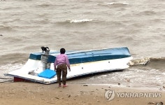 강풍으로 뒤집힌 태안 가경주항 어선
