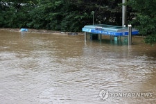 물에 잠긴 율곡수목원 버스정류장