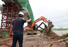 복구 작업 진행 중인 금강보행교 건설현장
