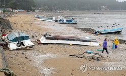 강풍으로 뒤집힌 태안 가경주항 어선