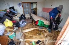 복구 작업하는 동막리 주민들