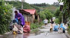 복구 작업하는 동막리 주민들