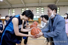 숭의여중 학생에게 공 건네주는 조희연 교육감