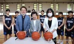 기념촬영 하는 국가인권위원장과 서울시교육감