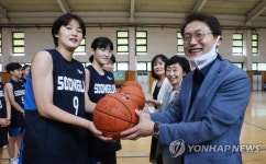 숭의여중 학생에게 공 건네주는 국가인권위원장