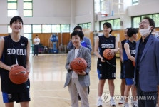 숭의여중 농구부 방문한 국가인권위원장