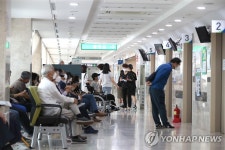부산대병원에서 진료를 기다리는 환자들