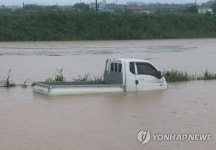 익산서 농로 지나던 트럭 물에 잠겨