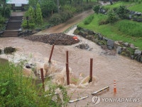 흙탕물 쏟아지는 등산로