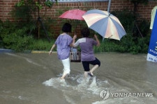 빗길 헤치고 가는 시민들