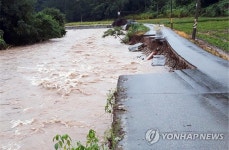 폭우로 유실된 제방도로