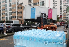 수해 입은 아파트에 야외화장실 설치