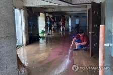 수해 복구작업 돕는 자원봉사자들