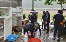 수해 복구작업 돕는 자원봉사자들