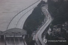 올림픽대로·노들로 통제, 한강대교 남단 정체