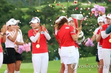 축하받는 KLPGA팀…박인비 인비테이셔널 2연패