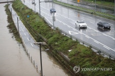 물 차오르는 동부간선도로 성동교 인근