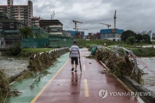 사라진 다리 난간