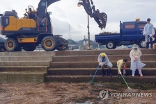 집중호우로 육지에서 떠내려온 바다 쓰레기