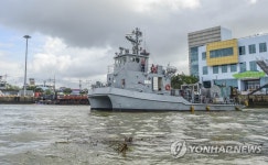 해양쓰레기 수거하는 해군 3함대 청소정