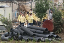 집중호우 피해 농장 확인하는 문 대통령