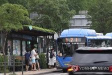 녹색 지붕의 버스 정류장