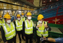 물류센터 살펴보는 이재갑 장관