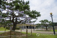 광복절 앞두고 태극기 걸린 홍성 김좌진 장군 생가