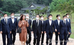 해설사 설명 들으며 김좌진 장군 생가로 이동하는 정세균 총리