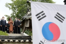 김좌진 장군 생가로 이동하는 정세균 총리
