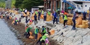 창원시 진해루 앞 바다 쓰레기 수거